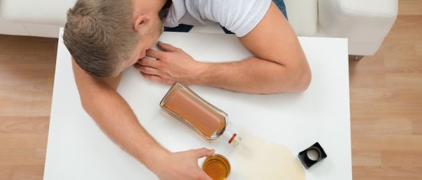 Kako vam alkohol uništava vezu?