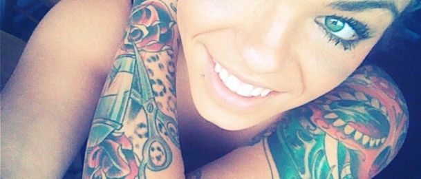 Postoje mnogi muškarci koji istetovirane žene smatraju buntovnicama i onima lakog morala, a ima i veliki broj onih koji tetovažu smatraju kao ukras na tijelu žene.