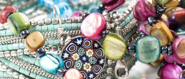 Drago kamenje prema mjesecu i znaku