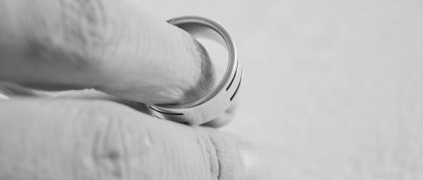 Razveli se zbog plastične operacije, video igre, pokera…