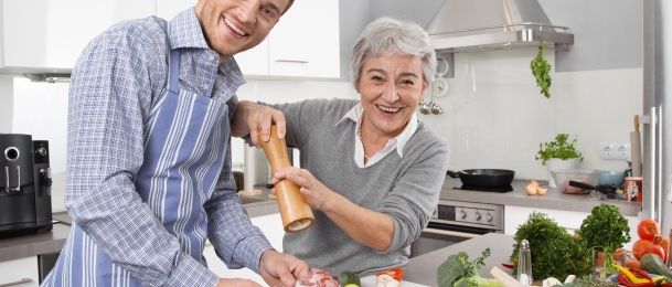 Starija žena i mlađi muškarac